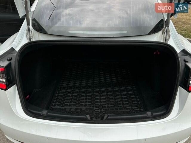 Білий Тесла Модель 3, об'ємом двигуна 0 л та пробігом 131 тис. км за 16400 $, фото 12 на Automoto.ua