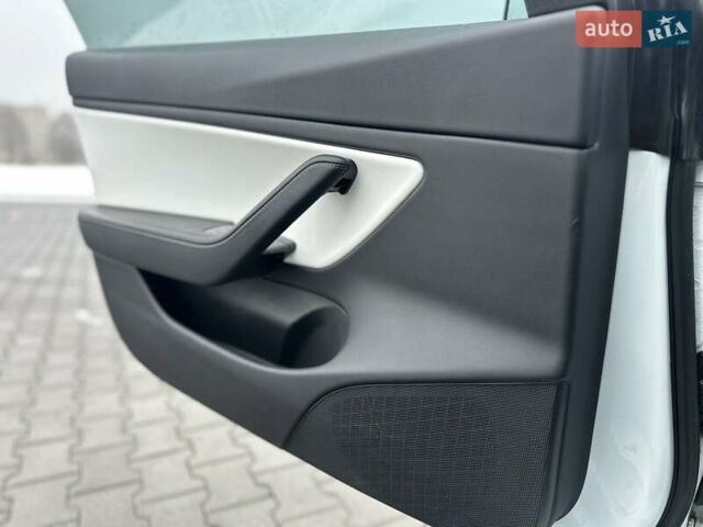 Білий Тесла Модель 3, об'ємом двигуна 0 л та пробігом 118 тис. км за 14999 $, фото 73 на Automoto.ua