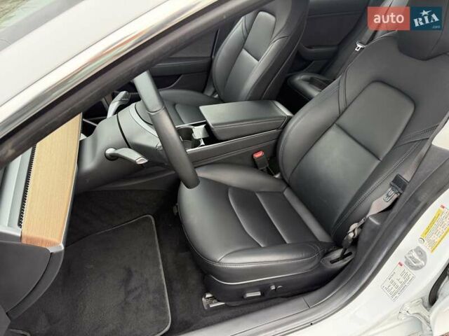Белый Тесла Модель 3, объемом двигателя 0 л и пробегом 93 тыс. км за 15800 $, фото 8 на Automoto.ua