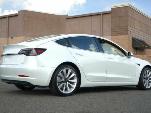 Тесла Модель 3 2018 в Киеве на Automoto.ua Белый Тесла Модель 3, объемом двигателя 0 л и пробегом 43 тыс. км за 7500 $, фото 5 на Automoto.ua