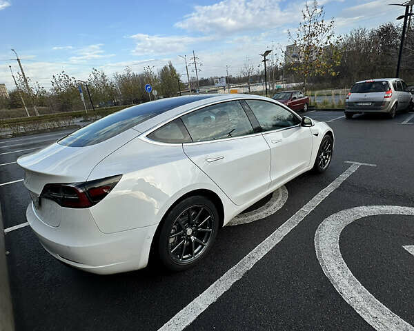 Белый Тесла Модель 3, объемом двигателя 0 л и пробегом 63 тыс. км за 18000 $, фото 4 на Automoto.ua