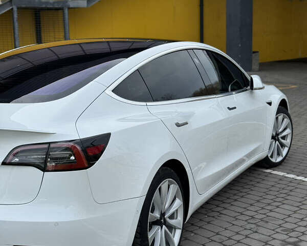 Білий Тесла Модель 3, об'ємом двигуна 0 л та пробігом 170 тис. км за 15500 $, фото 4 на Automoto.ua