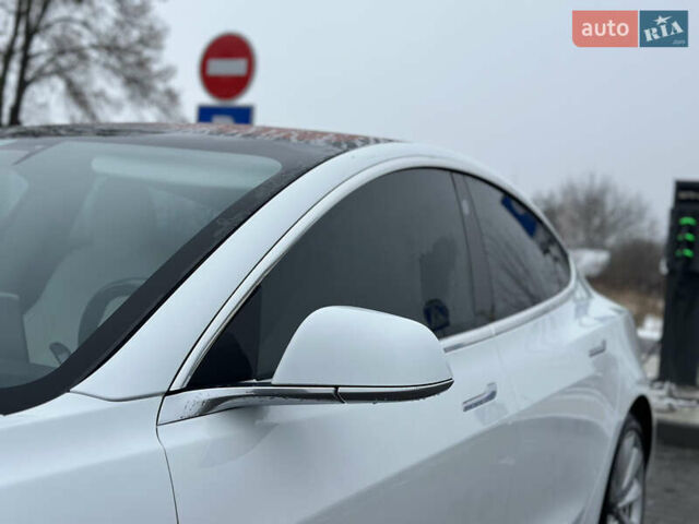 Білий Тесла Модель 3, об'ємом двигуна 0 л та пробігом 118 тис. км за 14999 $, фото 6 на Automoto.ua
