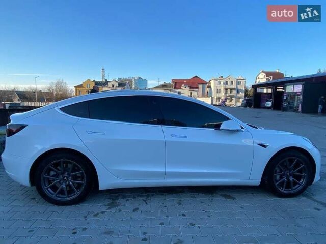 Белый Тесла Модель 3, объемом двигателя 0 л и пробегом 80 тыс. км за 17500 $, фото 7 на Automoto.ua