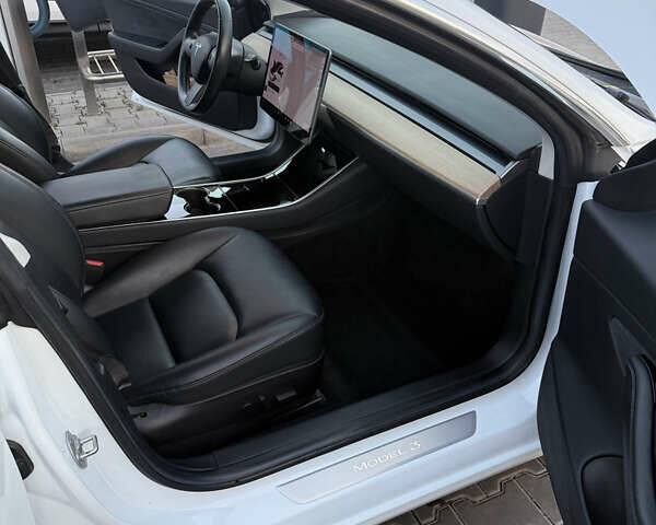 Білий Тесла Модель 3, об'ємом двигуна 0 л та пробігом 123 тис. км за 18000 $, фото 15 на Automoto.ua