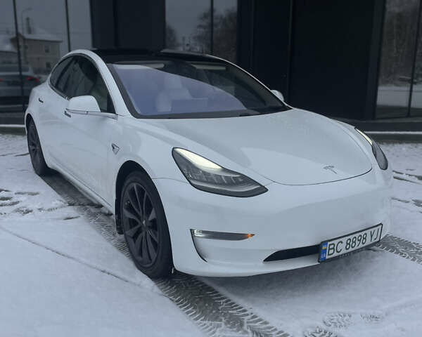 Белый Тесла Модель 3, объемом двигателя 0 л и пробегом 105 тыс. км за 18500 $, фото 2 на Automoto.ua