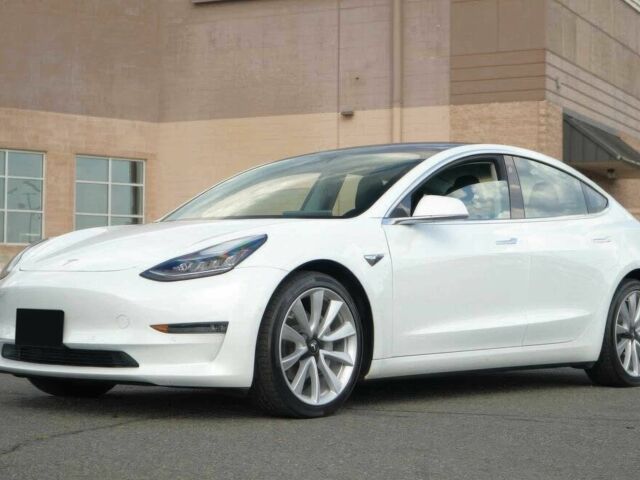 Тесла Модель 3 2018 в Киеве на Automoto.ua Белый Тесла Модель 3, объемом двигателя 0 л и пробегом 43 тыс. км за 7500 $, фото 2 на Automoto.ua