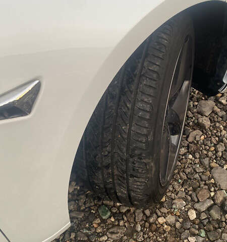 Белый Тесла Модель 3, объемом двигателя 0 л и пробегом 100 тыс. км за 15200 $, фото 11 на Automoto.ua