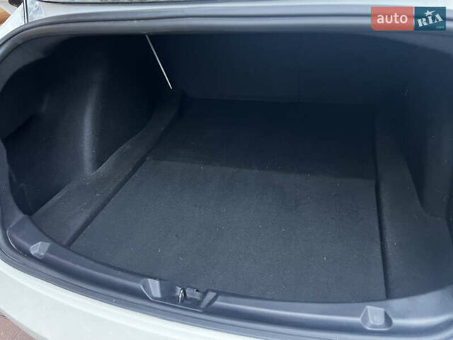 Белый Тесла Модель 3, объемом двигателя 0 л и пробегом 85 тыс. км за 19399 $, фото 31 на Automoto.ua