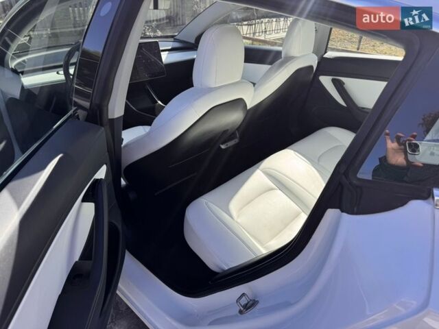 Білий Тесла Модель 3, об'ємом двигуна 0 л та пробігом 79 тис. км за 16000 $, фото 5 на Automoto.ua