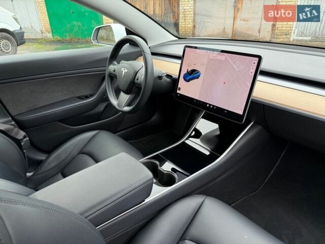 Белый Тесла Модель 3, объемом двигателя 0 л и пробегом 93 тыс. км за 15800 $, фото 14 на Automoto.ua