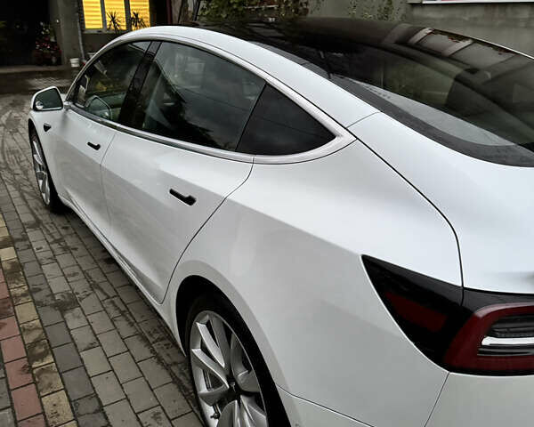 Белый Тесла Модель 3, объемом двигателя 0 л и пробегом 123 тыс. км за 16900 $, фото 12 на Automoto.ua