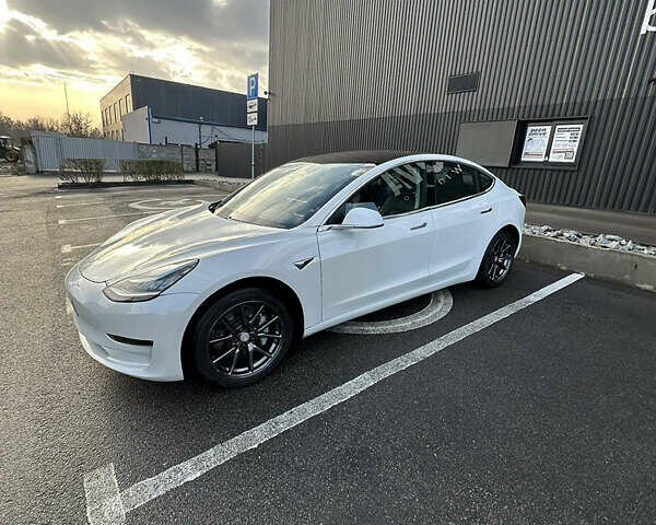 Белый Тесла Модель 3, объемом двигателя 0 л и пробегом 63 тыс. км за 17900 $, фото 1 на Automoto.ua
