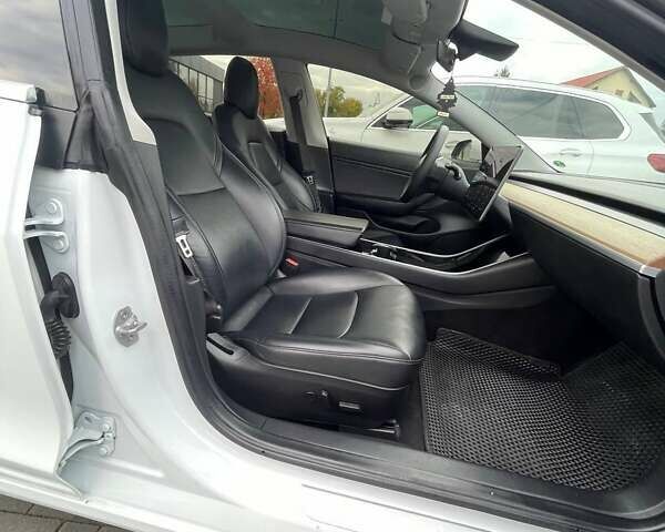 Белый Тесла Модель 3, объемом двигателя 0 л и пробегом 151 тыс. км за 17300 $, фото 21 на Automoto.ua