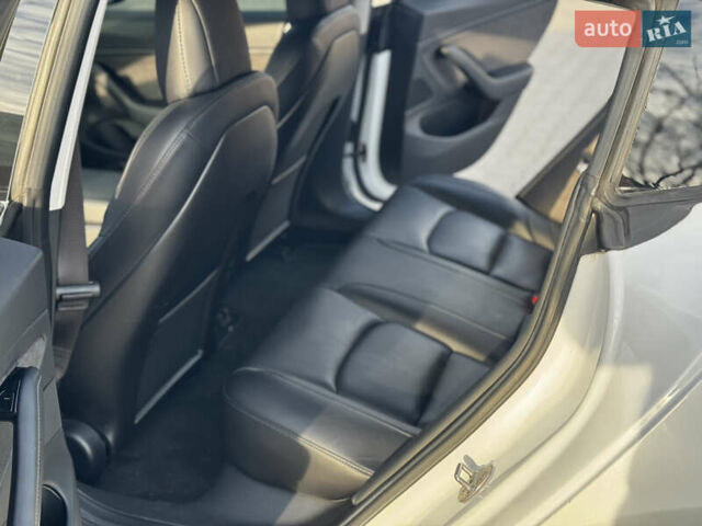 Белый Тесла Модель 3, объемом двигателя 0 л и пробегом 165 тыс. км за 19999 $, фото 10 на Automoto.ua