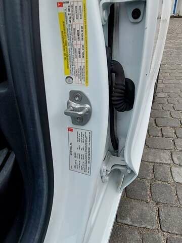 Белый Тесла Модель 3, объемом двигателя 0 л и пробегом 123 тыс. км за 17300 $, фото 10 на Automoto.ua