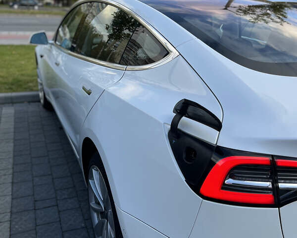 Белый Тесла Модель 3, объемом двигателя 0 л и пробегом 78 тыс. км за 27300 $, фото 19 на Automoto.ua