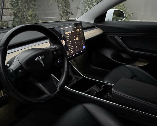 Белый Тесла Модель 3, объемом двигателя 0 л и пробегом 123 тыс. км за 16499 $, фото 25 на Automoto.ua