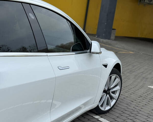 Білий Тесла Модель 3, об'ємом двигуна 0 л та пробігом 170 тис. км за 15500 $, фото 5 на Automoto.ua