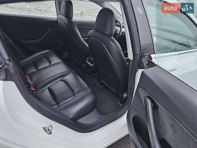 Белый Тесла Модель 3, объемом двигателя 0 л и пробегом 100 тыс. км за 14900 $, фото 15 на Automoto.ua