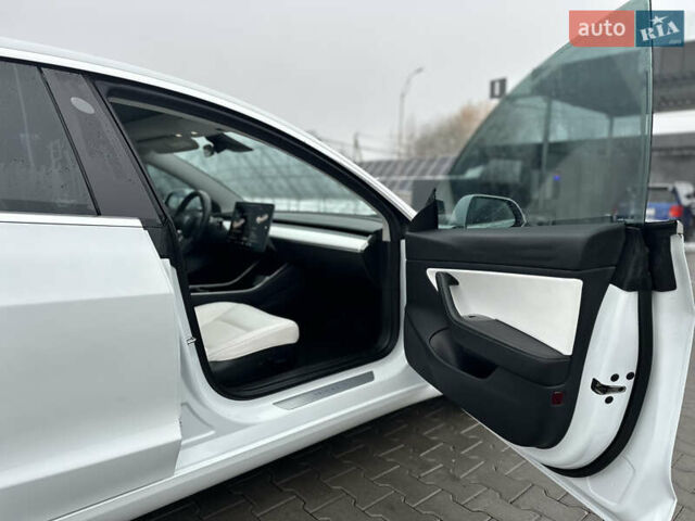 Білий Тесла Модель 3, об'ємом двигуна 0 л та пробігом 118 тис. км за 14999 $, фото 103 на Automoto.ua