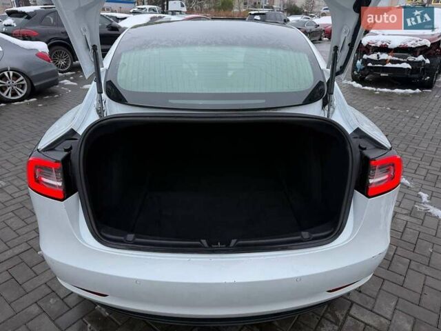 Білий Тесла Модель 3, об'ємом двигуна 0 л та пробігом 123 тис. км за 12800 $, фото 12 на Automoto.ua