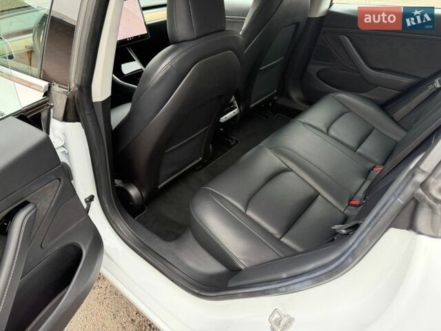 Белый Тесла Модель 3, объемом двигателя 0 л и пробегом 93 тыс. км за 15800 $, фото 10 на Automoto.ua