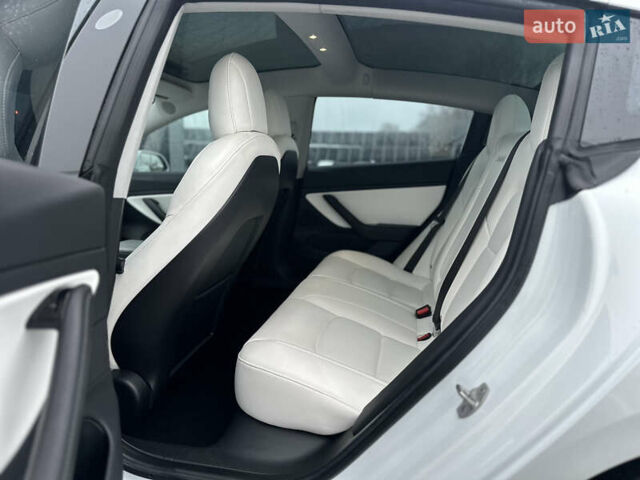 Білий Тесла Модель 3, об'ємом двигуна 0 л та пробігом 118 тис. км за 14999 $, фото 77 на Automoto.ua