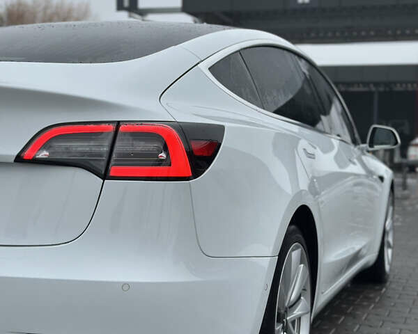 Білий Тесла Модель 3, об'ємом двигуна 0 л та пробігом 118 тис. км за 14999 $, фото 21 на Automoto.ua