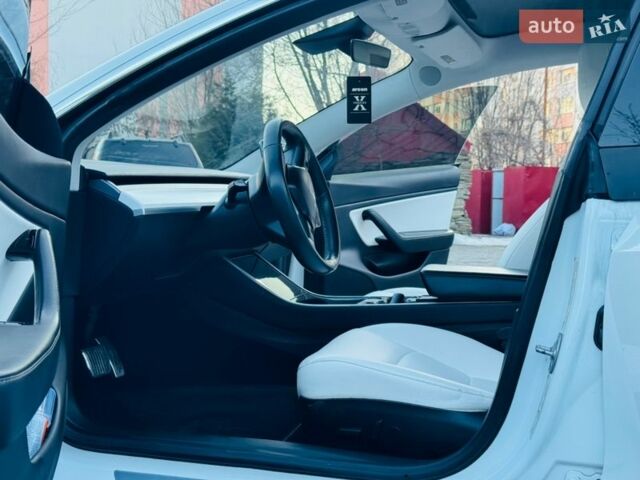 Білий Тесла Модель 3, об'ємом двигуна 0 л та пробігом 116 тис. км за 15500 $, фото 4 на Automoto.ua