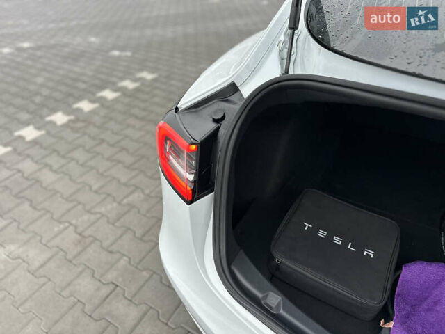 Білий Тесла Модель 3, об'ємом двигуна 0 л та пробігом 118 тис. км за 14999 $, фото 92 на Automoto.ua