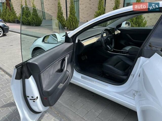 Білий Тесла Модель 3, об'ємом двигуна 0 л та пробігом 114 тис. км за 19999 $, фото 11 на Automoto.ua