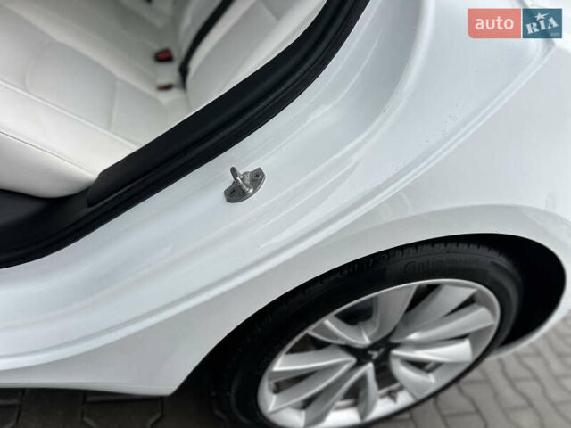 Білий Тесла Модель 3, об'ємом двигуна 0 л та пробігом 118 тис. км за 14999 $, фото 85 на Automoto.ua