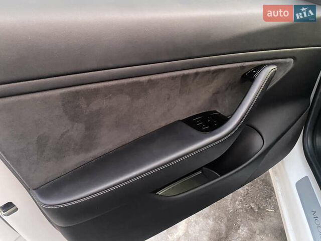 Білий Тесла Модель 3, об'ємом двигуна 0 л та пробігом 57 тис. км за 18850 $, фото 15 на Automoto.ua