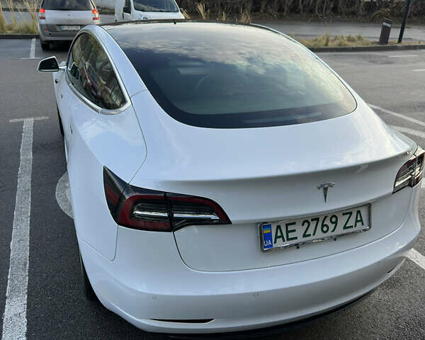 Белый Тесла Модель 3, объемом двигателя 0 л и пробегом 63 тыс. км за 18000 $, фото 3 на Automoto.ua