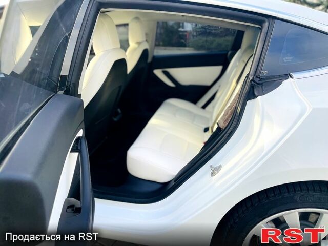 Білий Тесла Модель 3, об'ємом двигуна 0 л та пробігом 114 тис. км за 19000 $, фото 10 на Automoto.ua