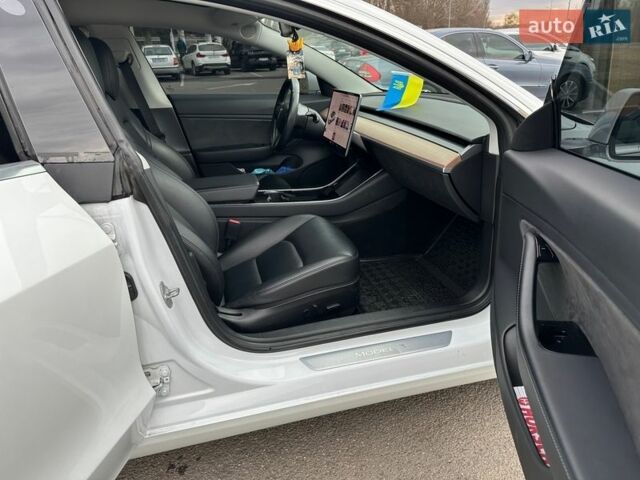Білий Тесла Модель 3, об'ємом двигуна 0 л та пробігом 131 тис. км за 16400 $, фото 11 на Automoto.ua