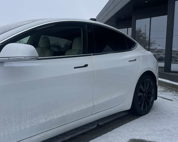 Белый Тесла Модель 3, объемом двигателя 0 л и пробегом 105 тыс. км за 19999 $, фото 3 на Automoto.ua