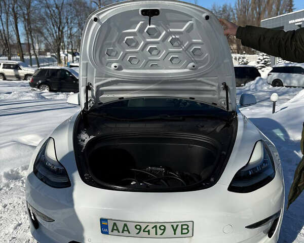 Білий Тесла Модель 3, об'ємом двигуна 0 л та пробігом 94 тис. км за 18300 $, фото 9 на Automoto.ua