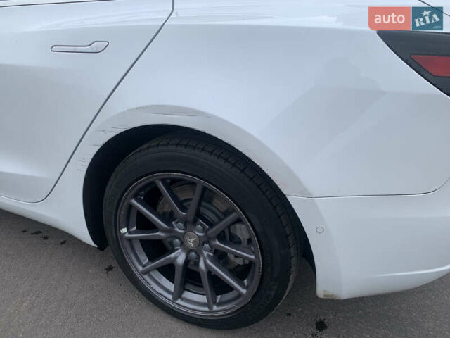 Тесла Модель 3 2018 у Києві на Automoto.ua Білий Тесла Модель 3, об'ємом двигуна 0 л та пробігом 65 тис. км за 15300 $, фото 12 на Automoto.ua