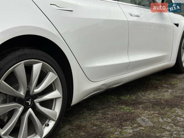 Белый Тесла Модель 3, объемом двигателя 0 л и пробегом 202 тыс. км за 13900 $, фото 8 на Automoto.ua