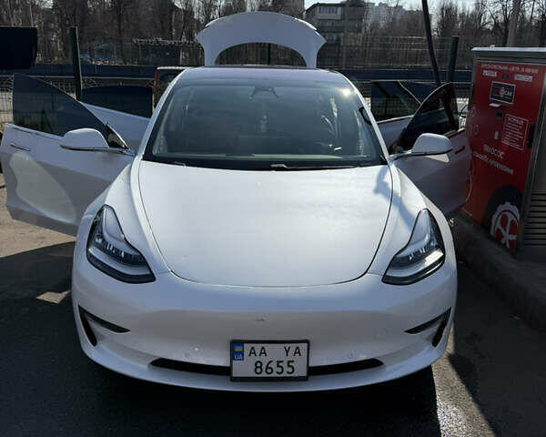 Белый Тесла Модель 3, объемом двигателя 0 л и пробегом 96 тыс. км за 16000 $, фото 3 на Automoto.ua