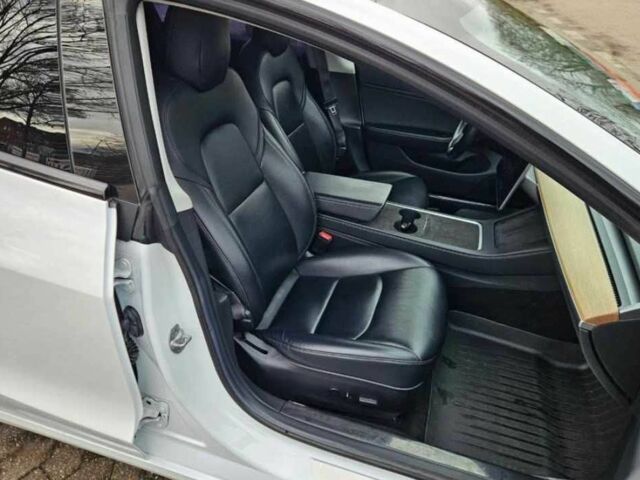 Белый Тесла Модель 3, объемом двигателя 0 л и пробегом 77 тыс. км за 11900 $, фото 5 на Automoto.ua