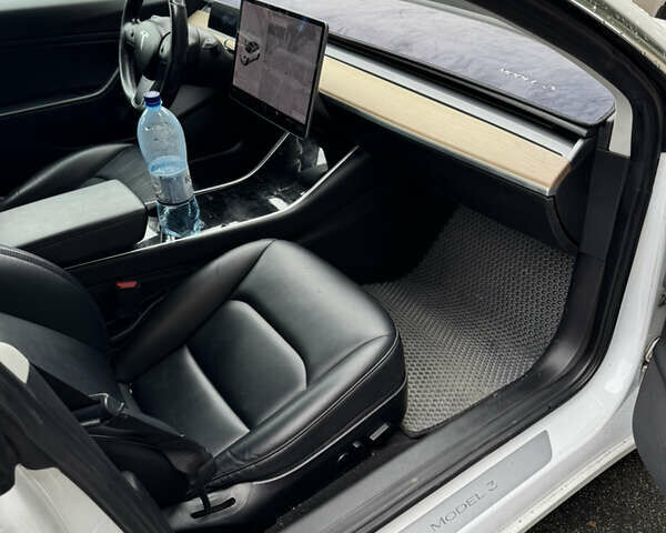 Белый Тесла Модель 3, объемом двигателя 0 л и пробегом 153 тыс. км за 14200 $, фото 3 на Automoto.ua