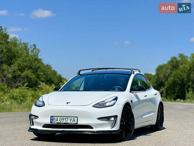 Белый Тесла Модель 3, объемом двигателя 0 л и пробегом 160 тыс. км за 16800 $, фото 2 на Automoto.ua