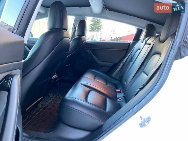 Білий Тесла Модель 3, об'ємом двигуна 0 л та пробігом 99 тис. км за 18200 $, фото 17 на Automoto.ua