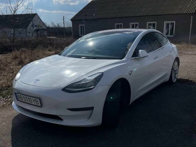 Білий Тесла Модель 3, об'ємом двигуна 0 л та пробігом 51 тис. км за 18500 $, фото 1 на Automoto.ua