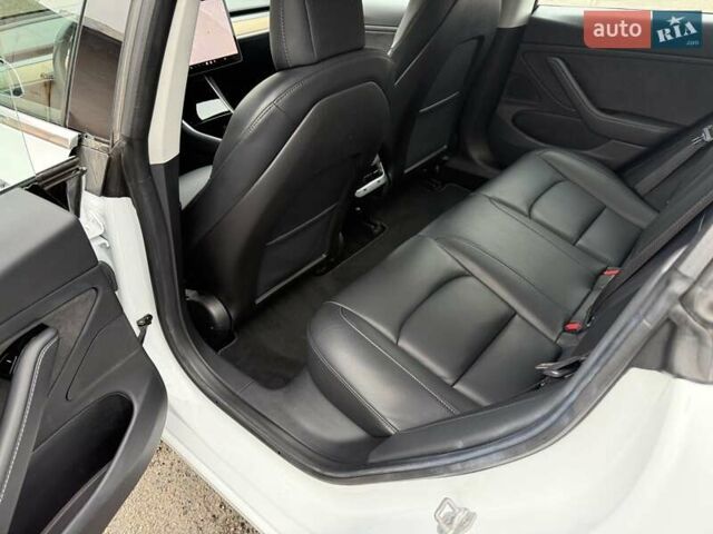 Білий Тесла Модель 3, об'ємом двигуна 0 л та пробігом 93 тис. км за 15800 $, фото 17 на Automoto.ua