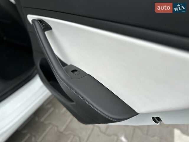 Білий Тесла Модель 3, об'ємом двигуна 0 л та пробігом 118 тис. км за 14999 $, фото 97 на Automoto.ua