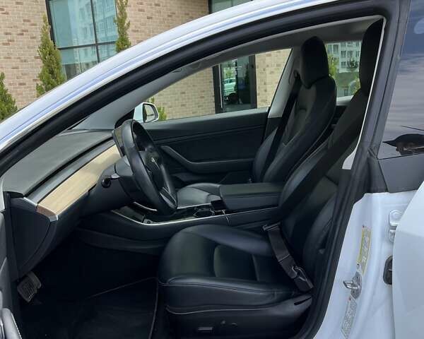 Білий Тесла Модель 3, об'ємом двигуна 0 л та пробігом 114 тис. км за 19999 $, фото 17 на Automoto.ua